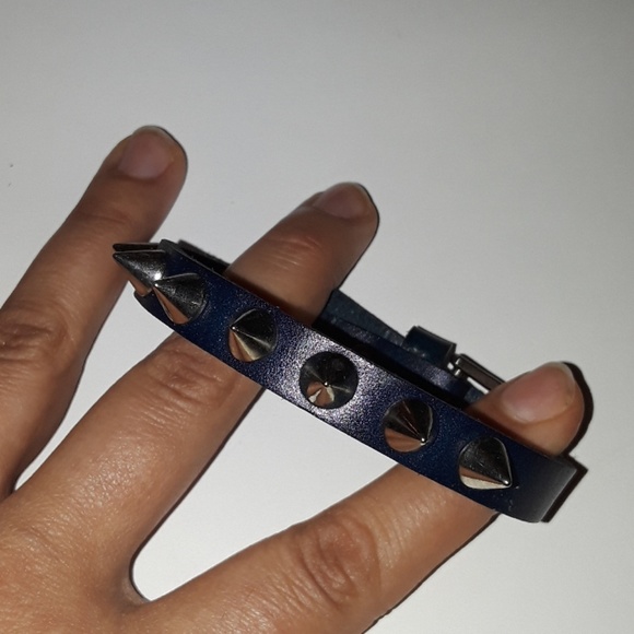 Bracelets - Picture 3 of 8